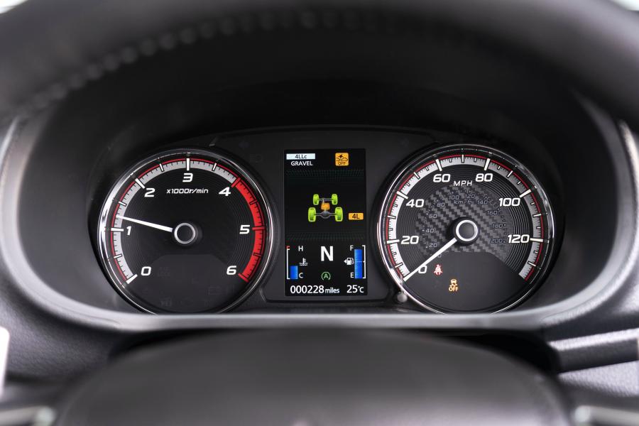 Панель приборов Mitsubishi L200 Barbarian X Double Cab 2019 года  (UK) (фото 36 из 40)